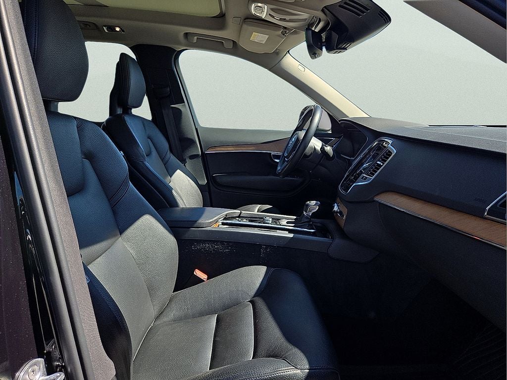 2022 Volvo XC90 T6 Momentum
