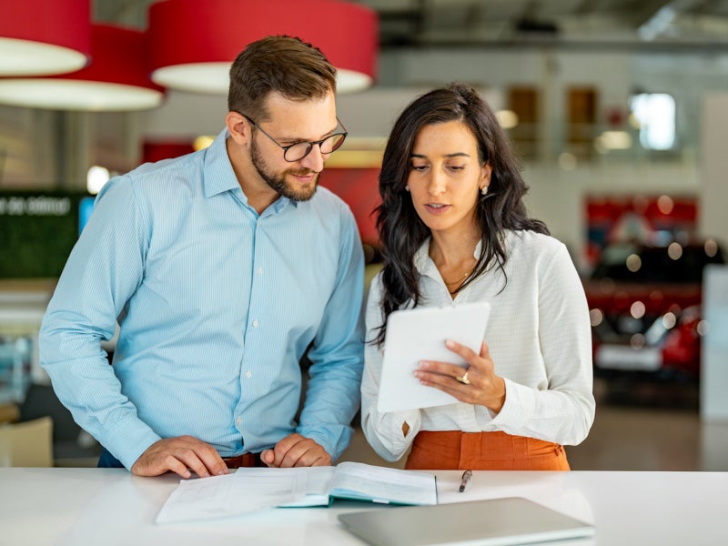 Casa Chevrolet financial advisor helping out a customer